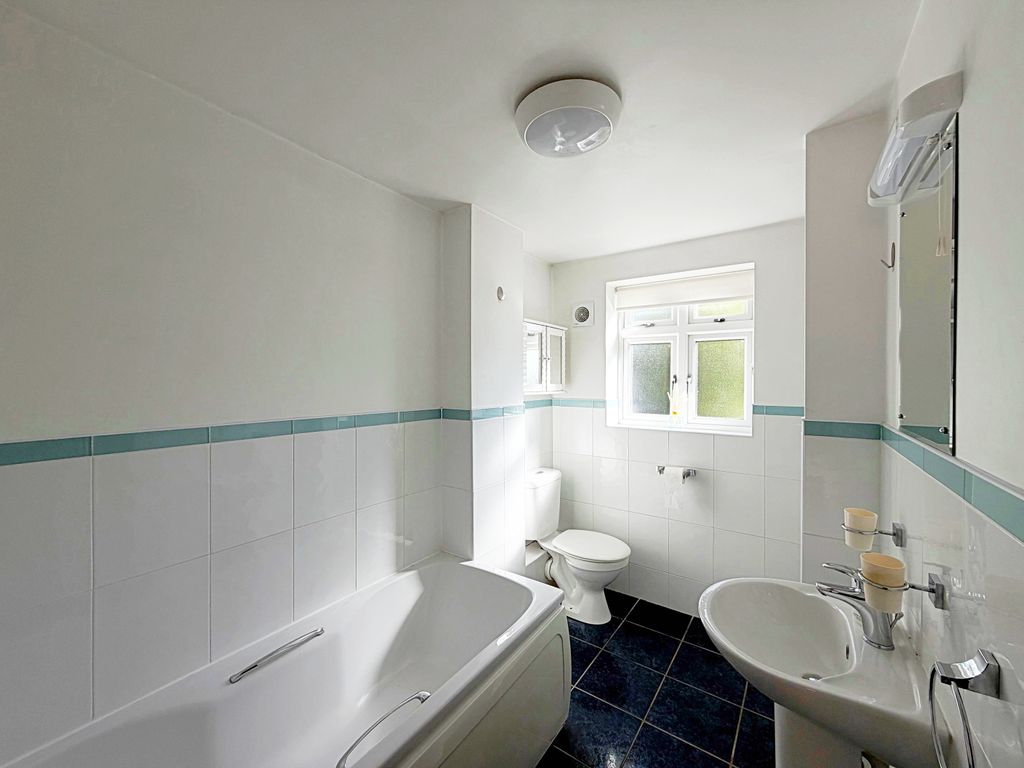 Property photo 3 of 9 Bathroom
