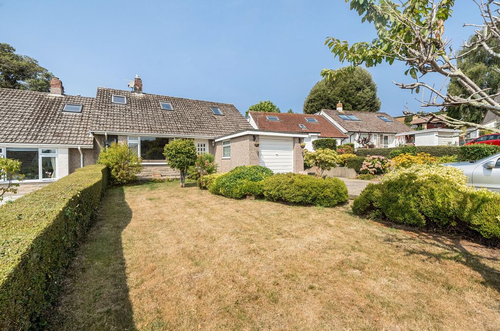 Property photo 3 of 25 Front Garden