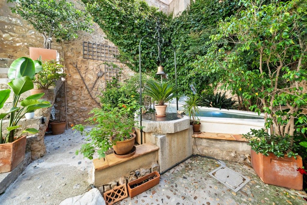 Property photo 1 of 19 Courtyard (2)