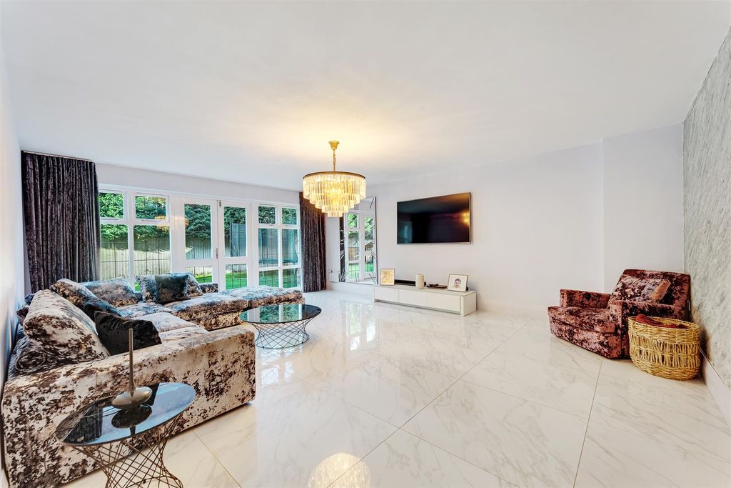 Property photo 2 of 52 Lounge