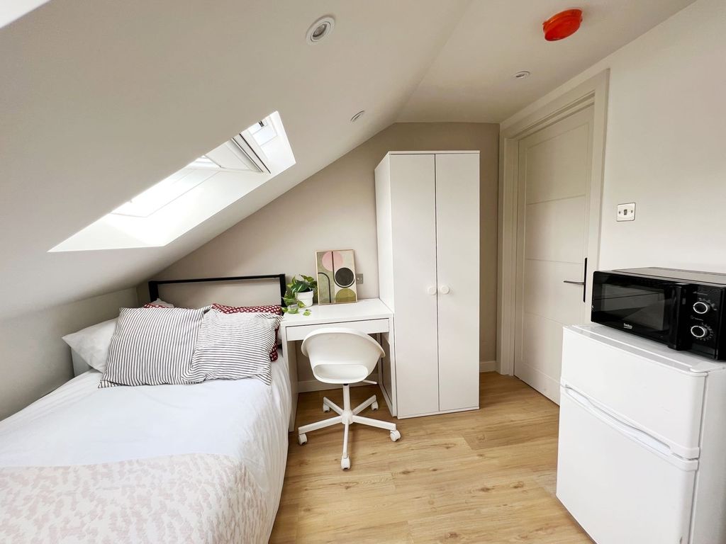 Property photo 3 of 7 Bright And Cozy Single Bedroom Featuring A Skyligh...