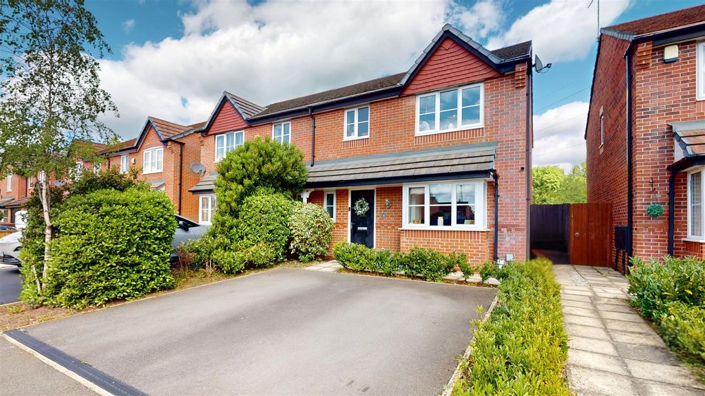 Property photo 1 of 26 Simmons Close For Sale