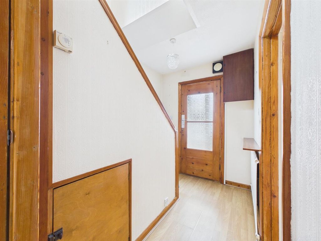 Property photo 3 of 18 Entrance Hall