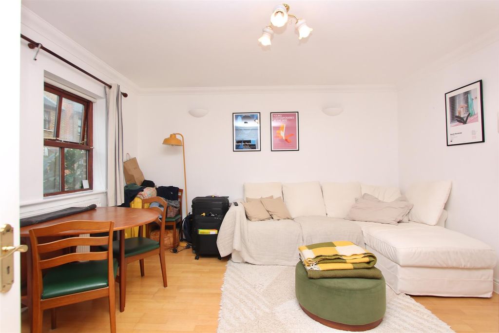 Property photo 2 of 12 Pegasus Close, N16