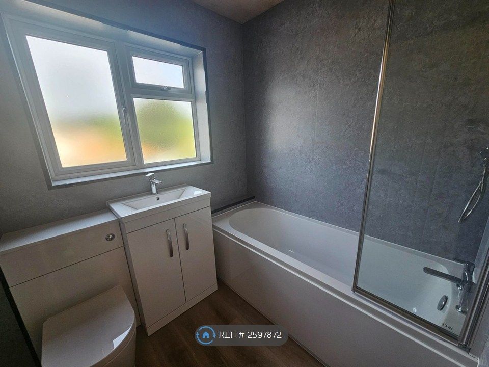 Property photo 2 of 9 Bathroom