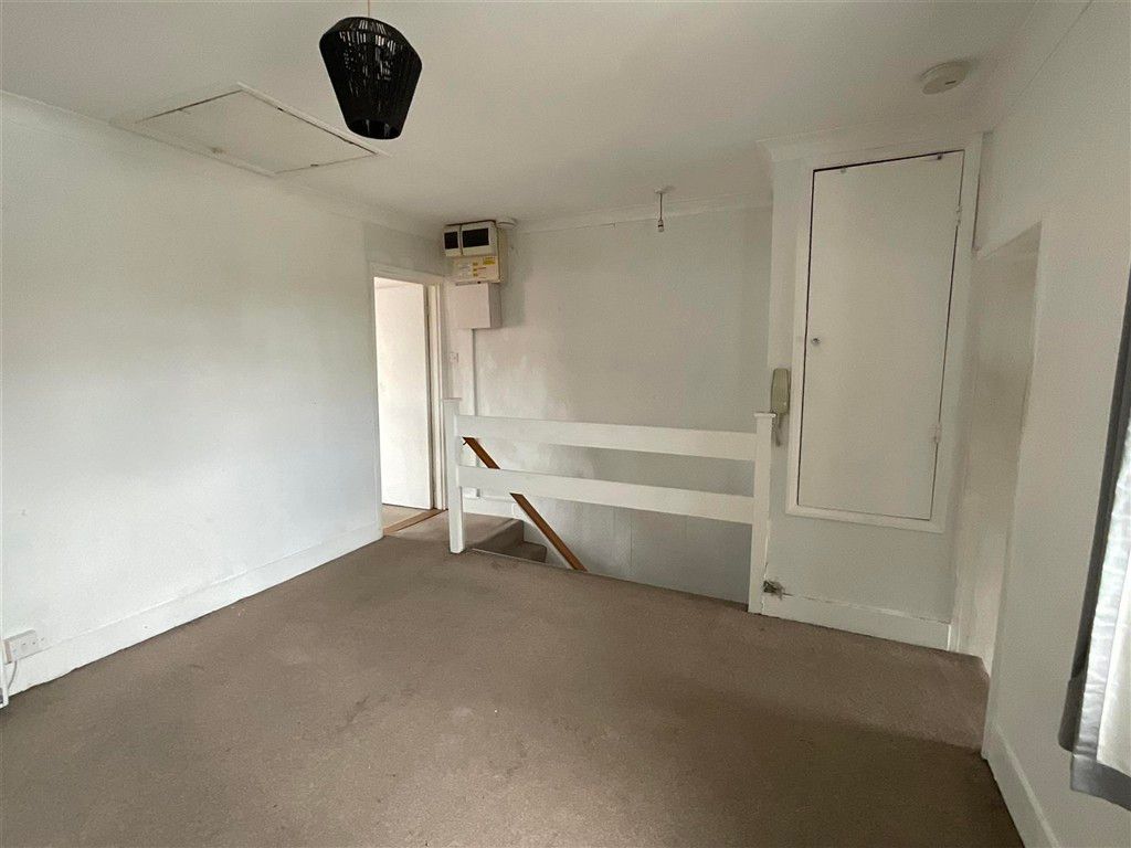 Property photo 3 of 6 Lounge