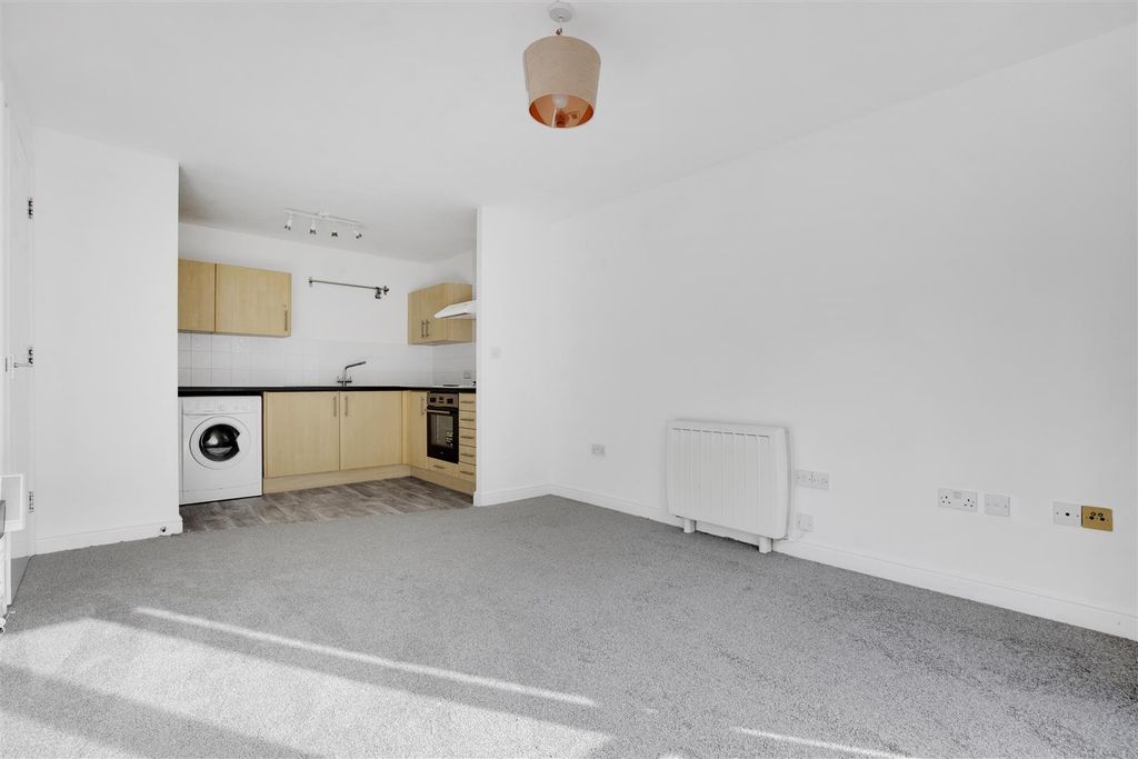 Property photo 2 of 11 Kitchen/ Reception