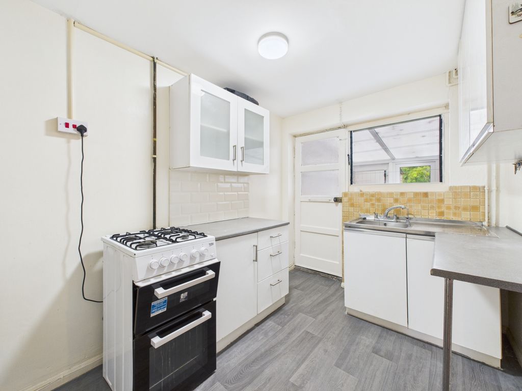 Property photo 2 of 11 Kitchen