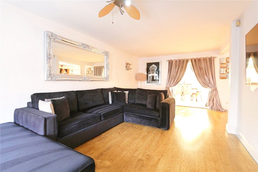 Property photo 2 of 15 Lounge