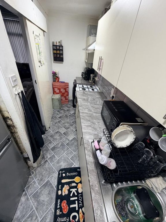 Property photo 3 of 17 Kitchen