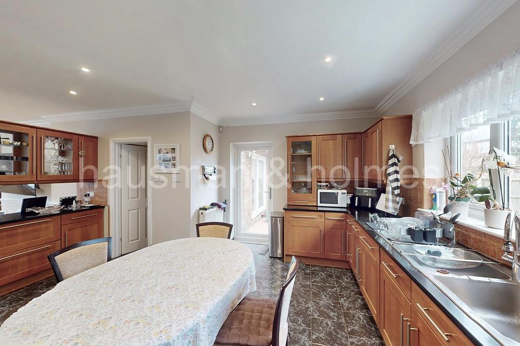 Property photo 2 of 18 W10.Jpg