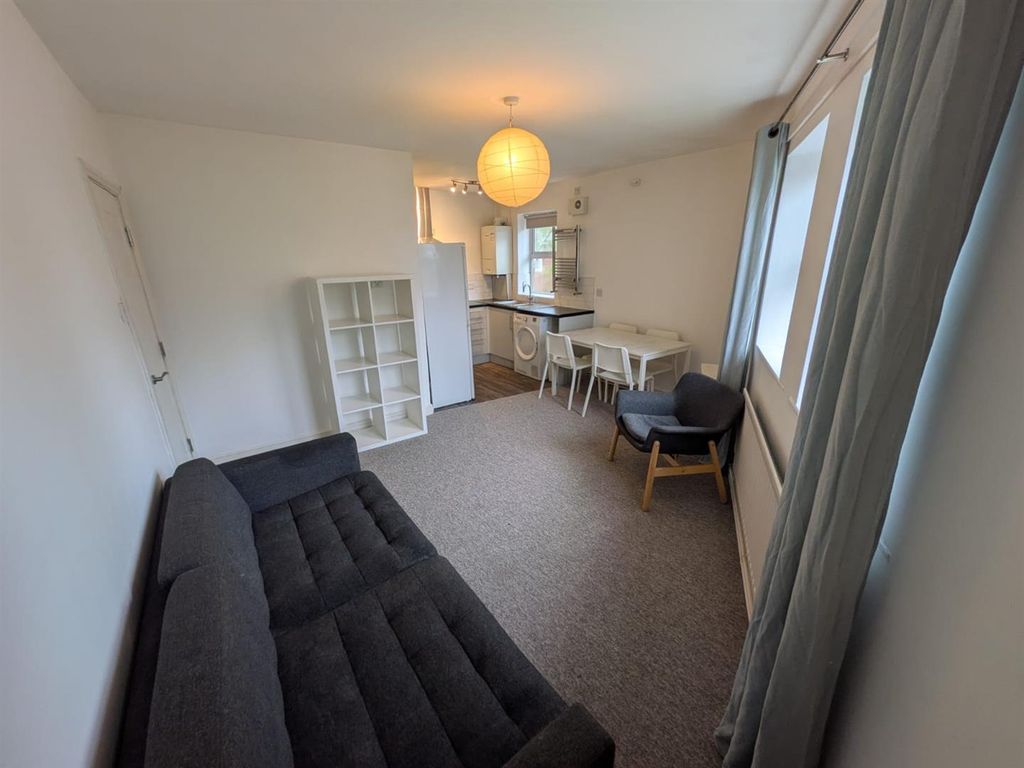 Property photo 3 of 13 Lounge