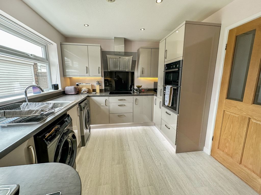 Property photo 3 of 16 Larkfield Road