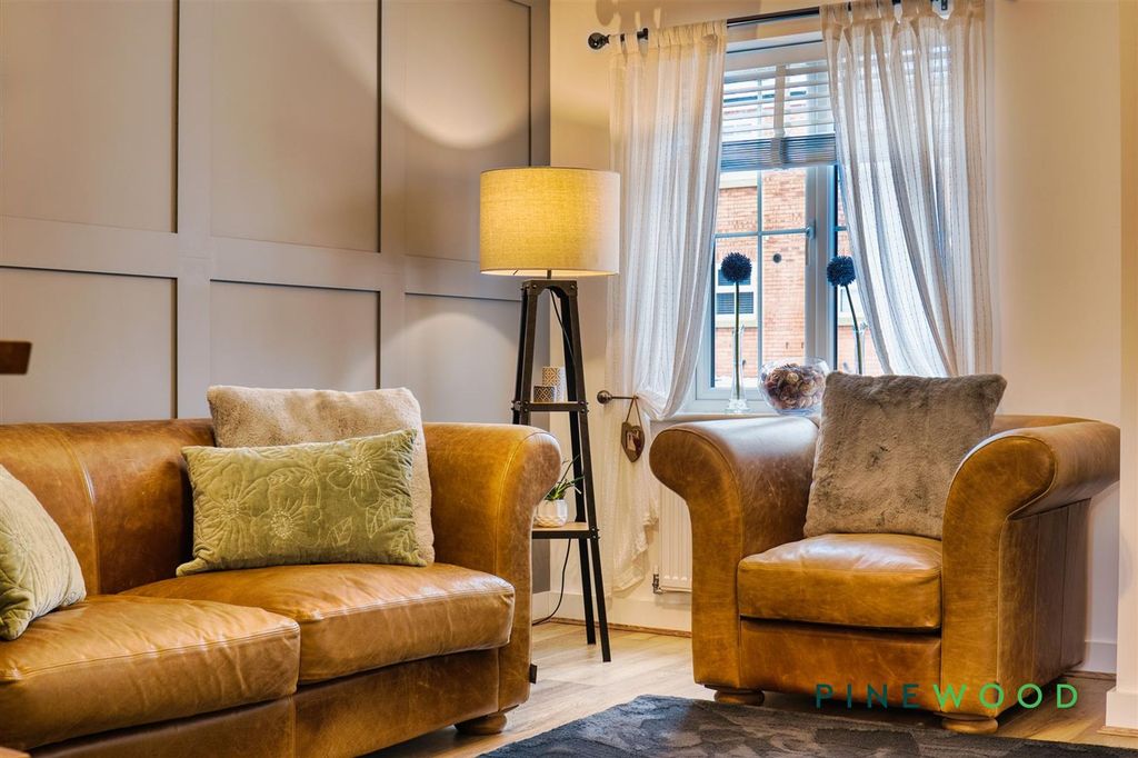 Property photo 3 of 31 Living Room