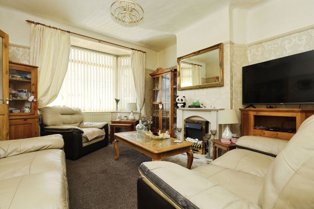 Property photo 2 of 13 Lounge