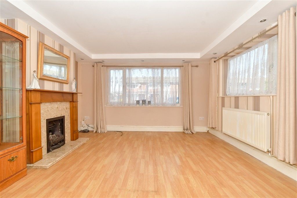 Property photo 3 of 10 Lounge
