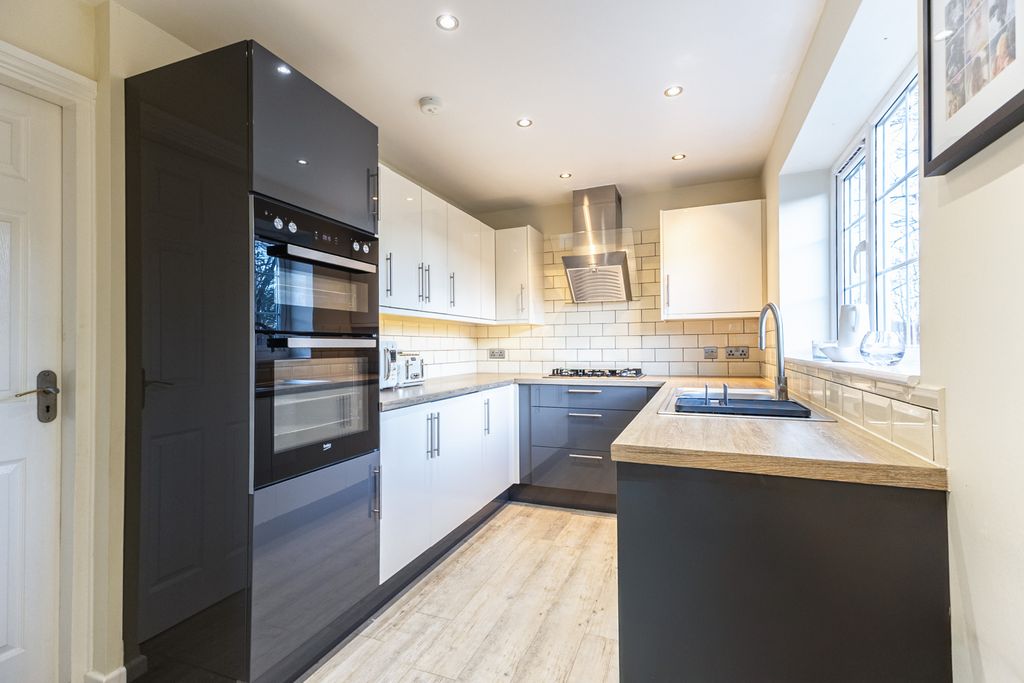 Property photo 2 of 18 Kitchen