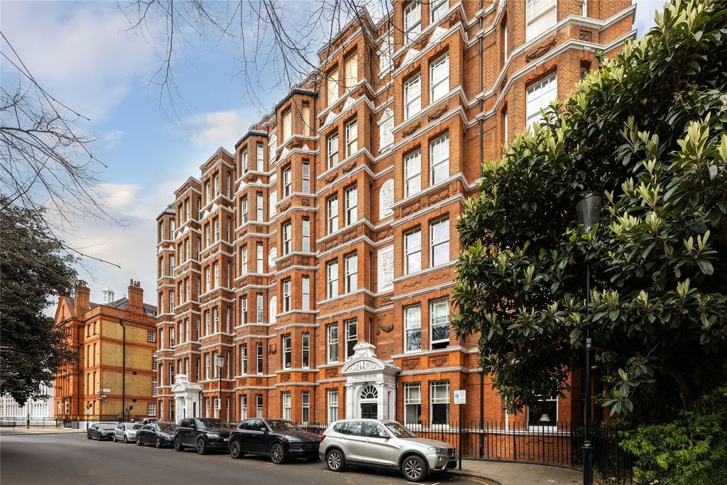 Property photo 2 of 18 Carlyle Mansions