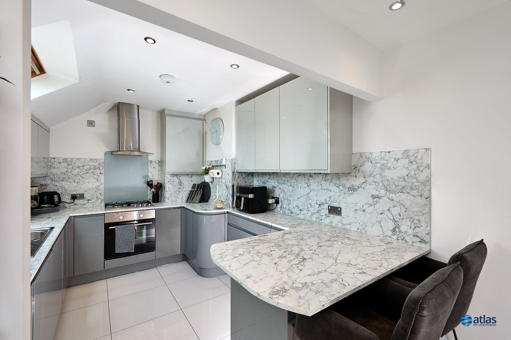 Property photo 3 of 15 Kitchen