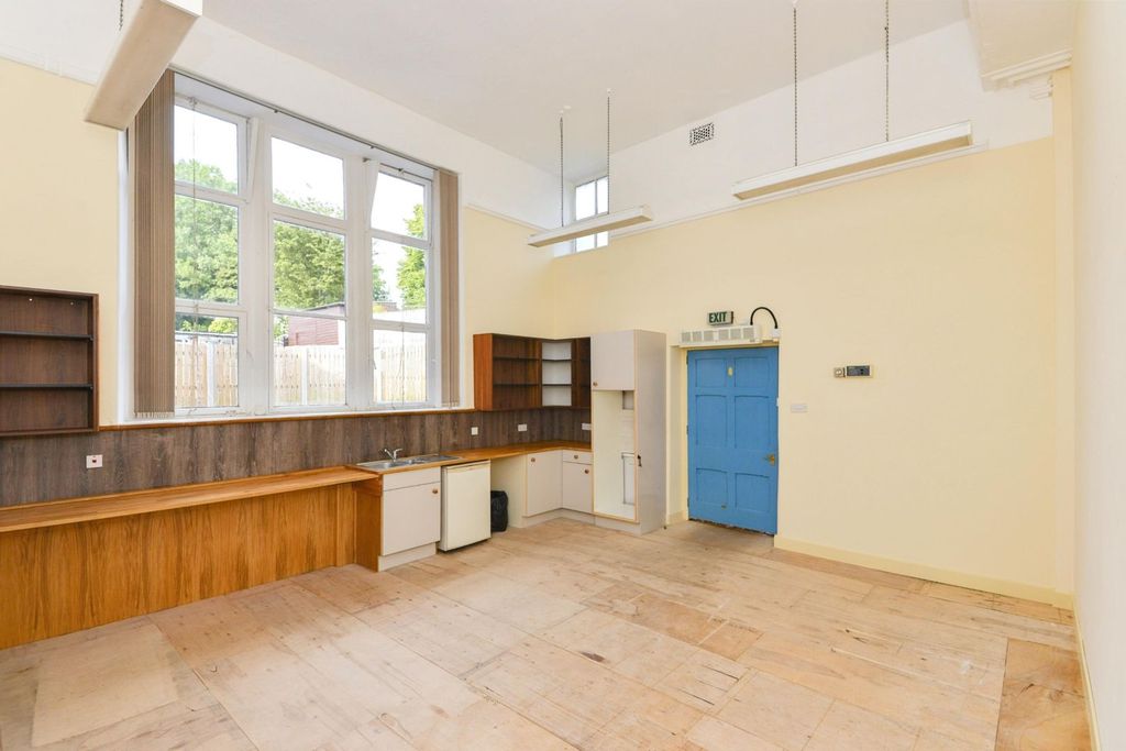 Property photo 3 of 27