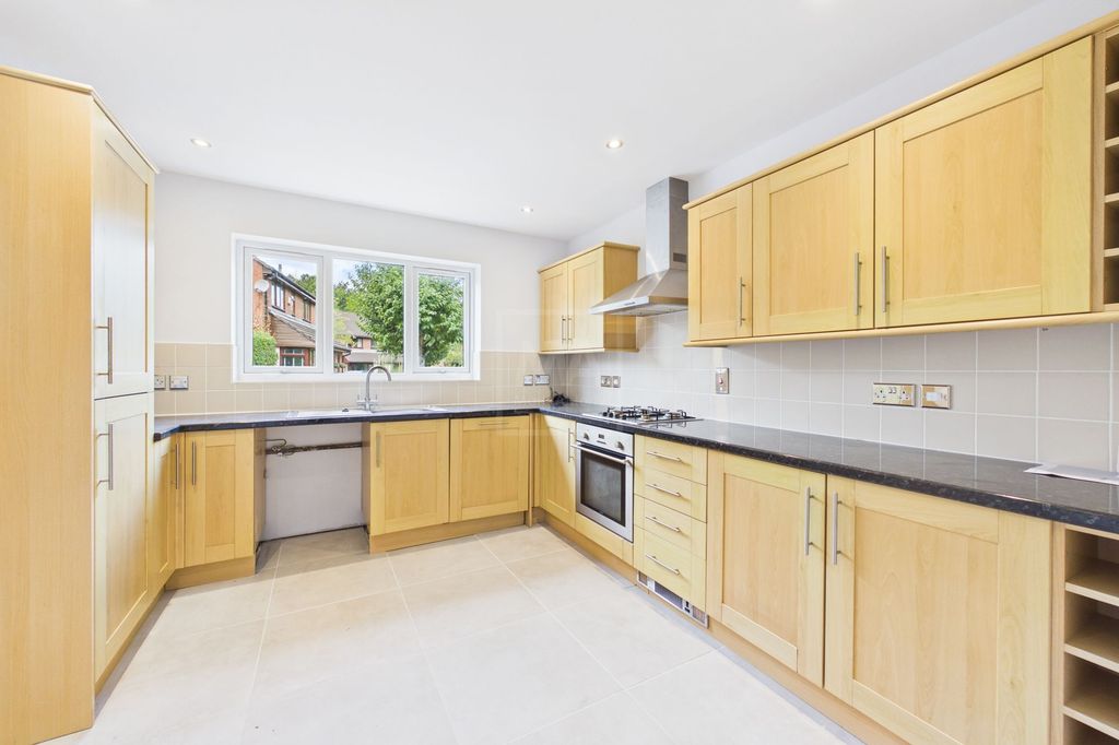 Property photo 3 of 11 Kitchen