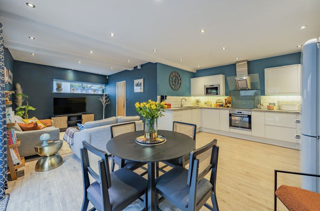 Property photo 1 of 17 1357424-18-68d432...