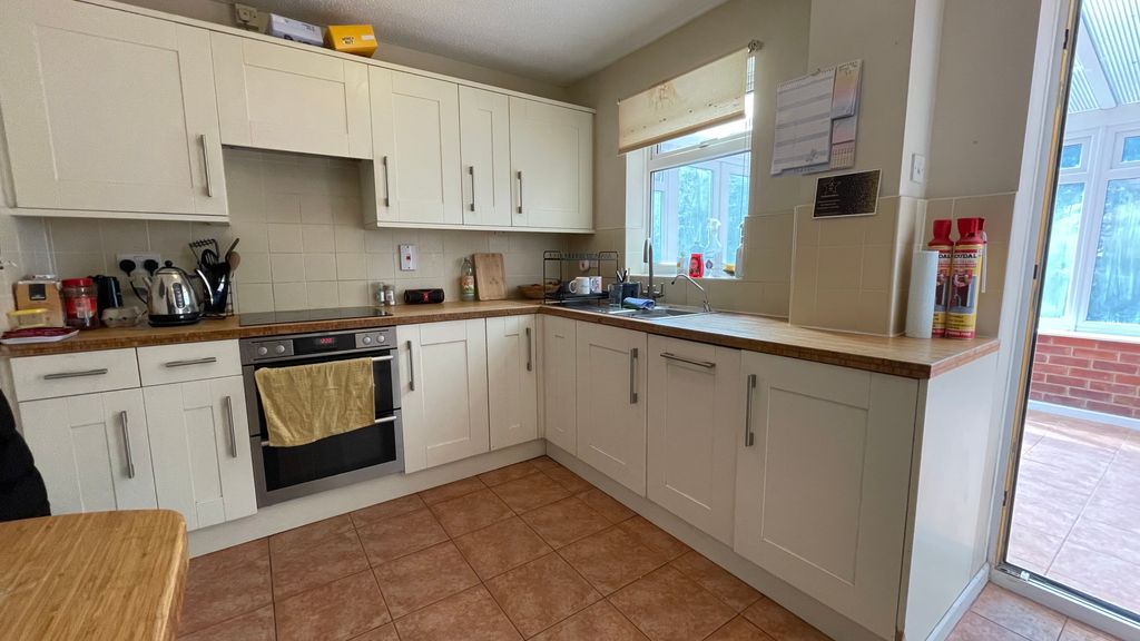 Property photo 2 of 11 Kitchen