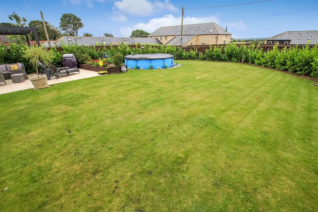 Property photo 3 of 18 Garden