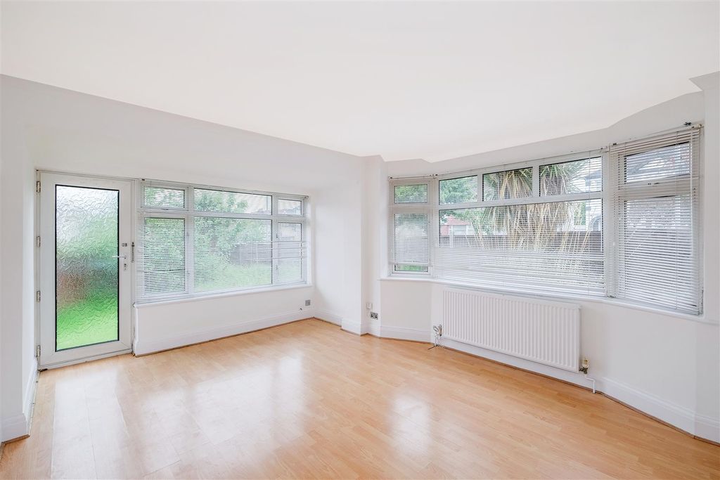 Property photo 2 of 17 5 Oakwood Hill-10.Jpg