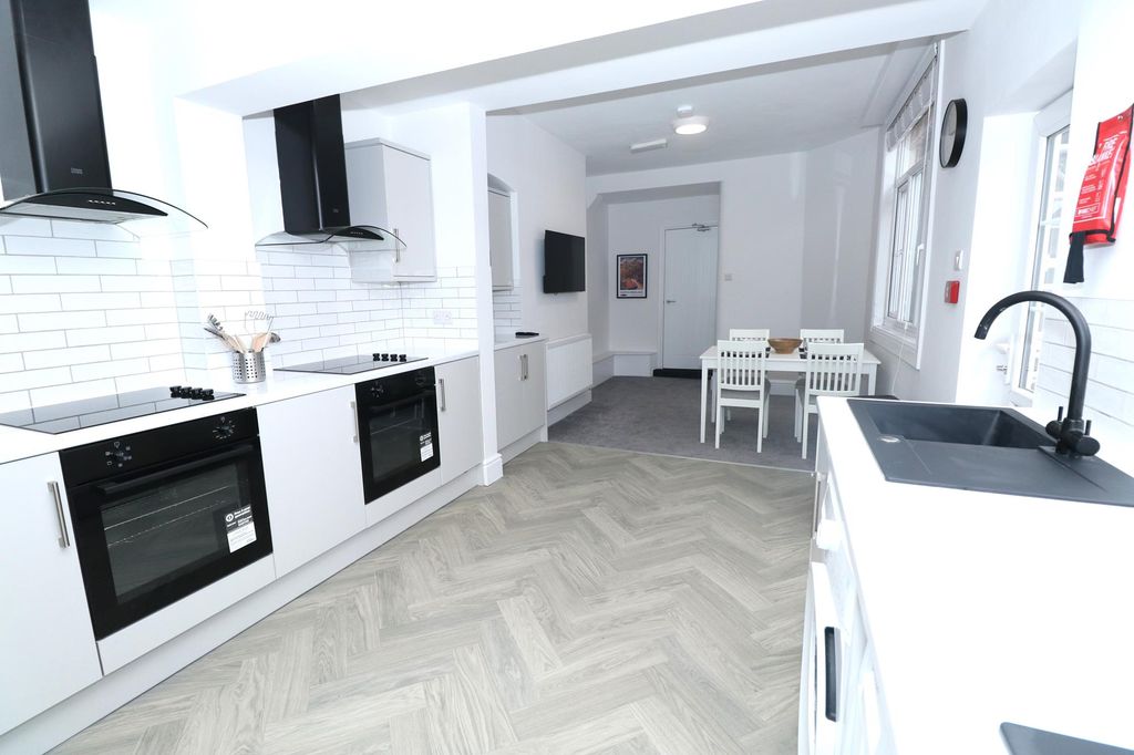 Property photo 3 of 7 Kitchen