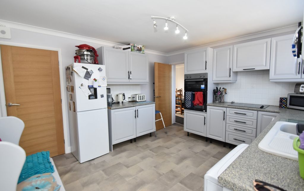Property photo 3 of 18 Kitchen