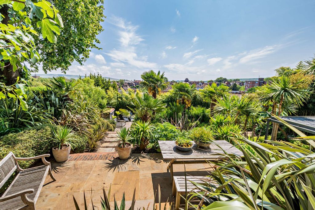 Property photo 2 of 32 Garden/View