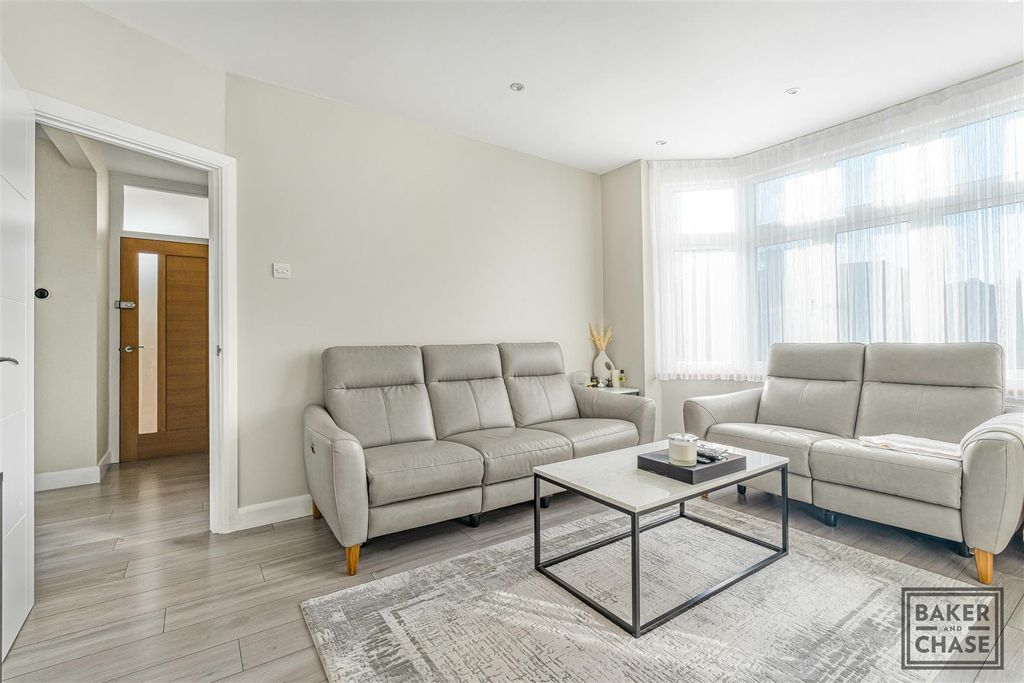 Property photo 3 of 16 Lounge