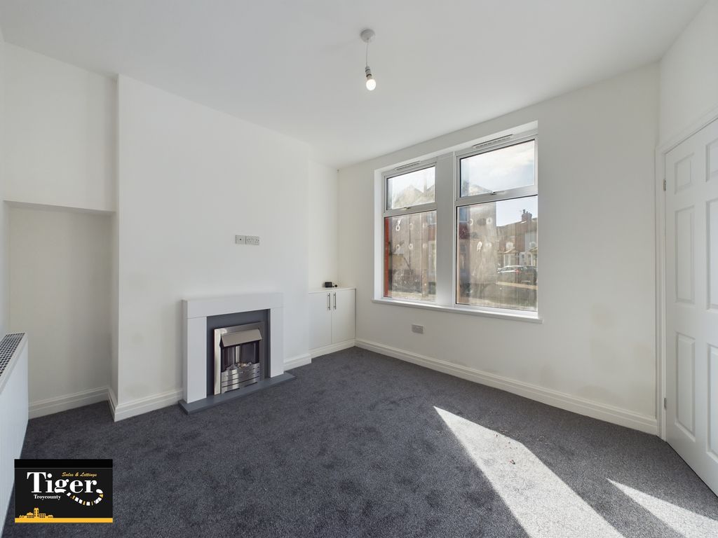Property photo 3 of 11 Cam03440G0-Pr0027-Still003