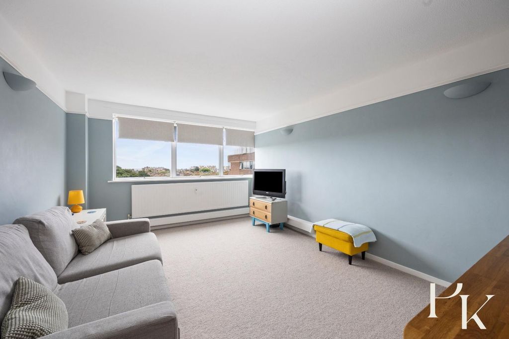 Property photo 1 of 20 Lounge