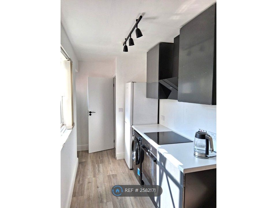 Property photo 2 of 6 Kitchen