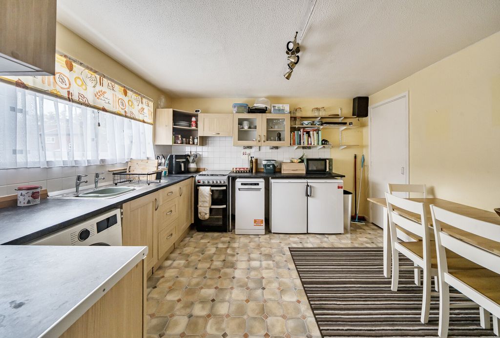 Property photo 3 of 23 1365491-10-68E91c...