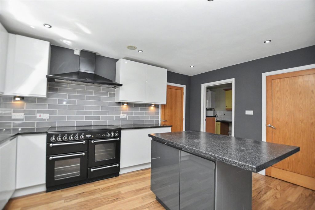 Property photo 3 of 30 Picture No. 04