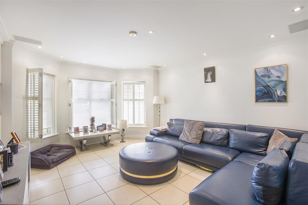 Property photo 3 of 17 Living Room.Jpg