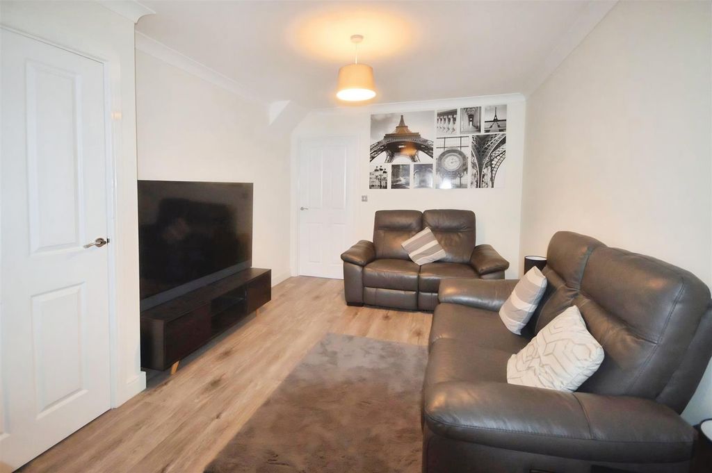 Property photo 3 of 9 F1A65927-Lounge2.Jpg