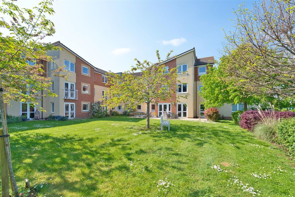 Property photo 1 of 16 Communal Gardens