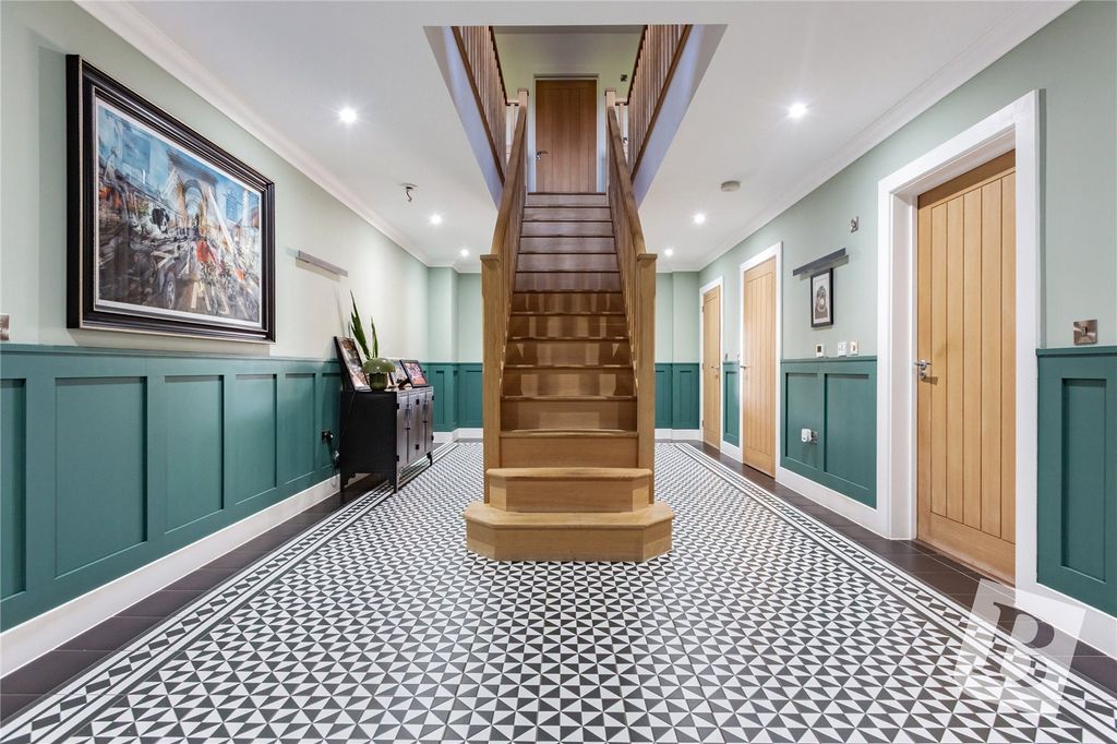 Property photo 3 of 53 Entrance Hall