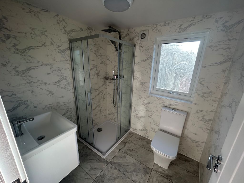 Property photo 2 of 7 Bathroom