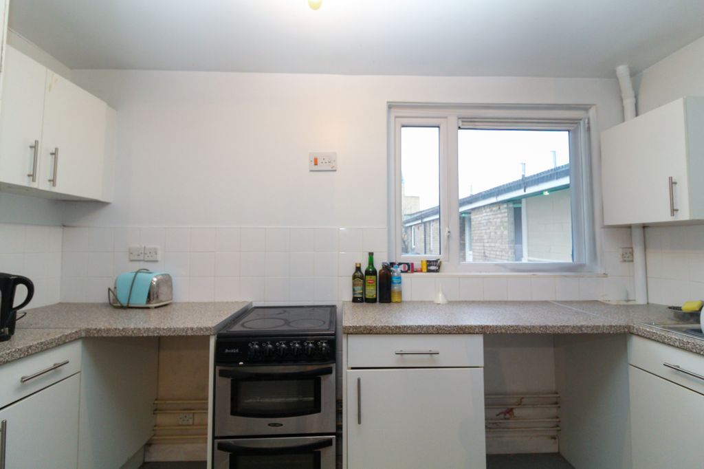 Property photo 2 of 7 Kitchen