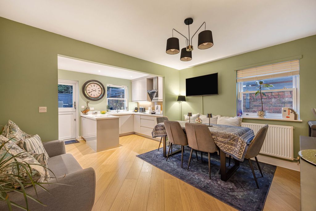 Property photo 3 of 16 Dining 4