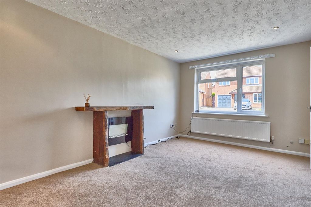 Property photo 2 of 8 Newquay Close.Jpg