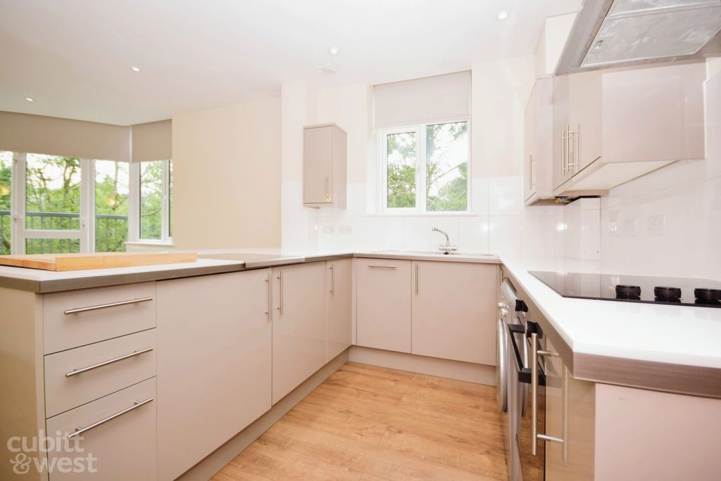 Property photo 3 of 10 Kitchen