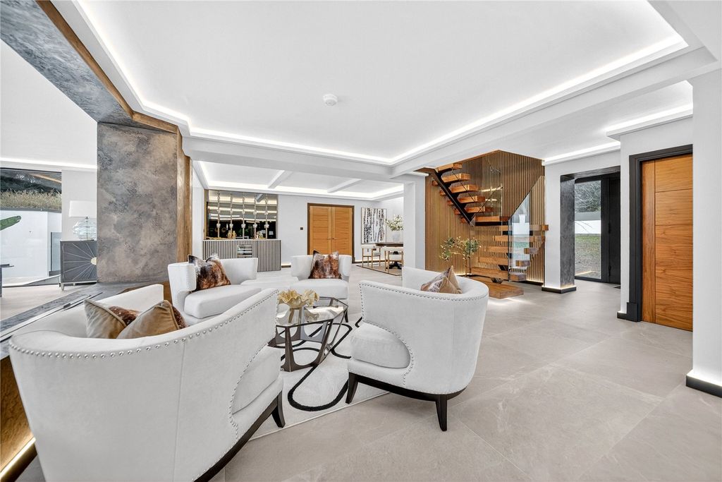 Property photo 3 of 31 Dining/Living