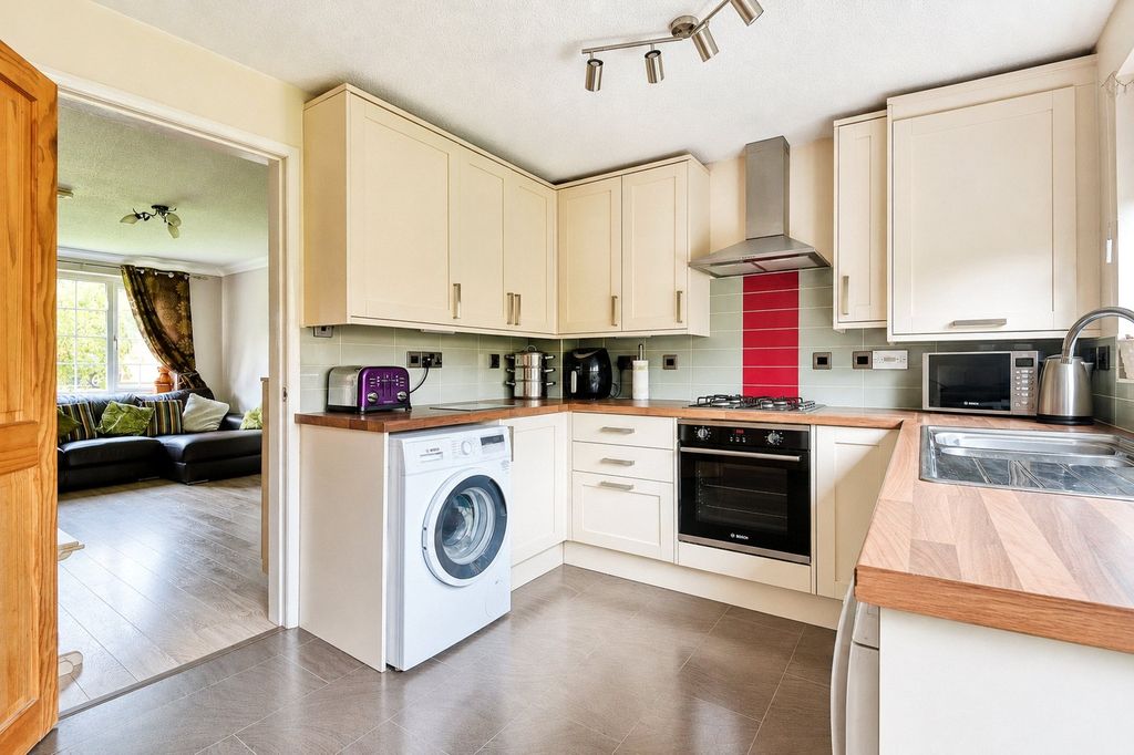 Property photo 3 of 12 Fitted Kitchen