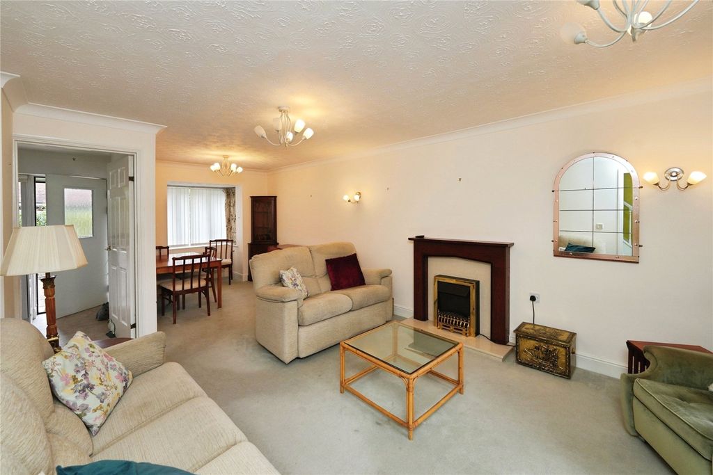 Property photo 3 of 12 Lounge